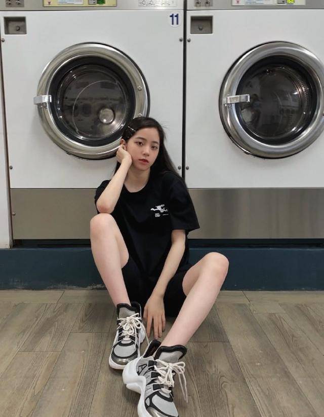原创欧阳娜娜解锁拍照新技巧黑t恤配健美短裤和洗衣机合照好酷