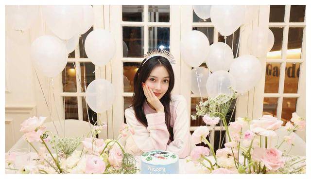 杨颖幸福全家庆祝35岁生日与儿子甜蜜拥抱小海绵成长快乐