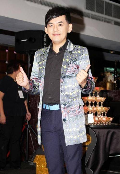 原创黄子佼晒与小19岁妻子婚纱照金色婚纱华丽高贵太幸福