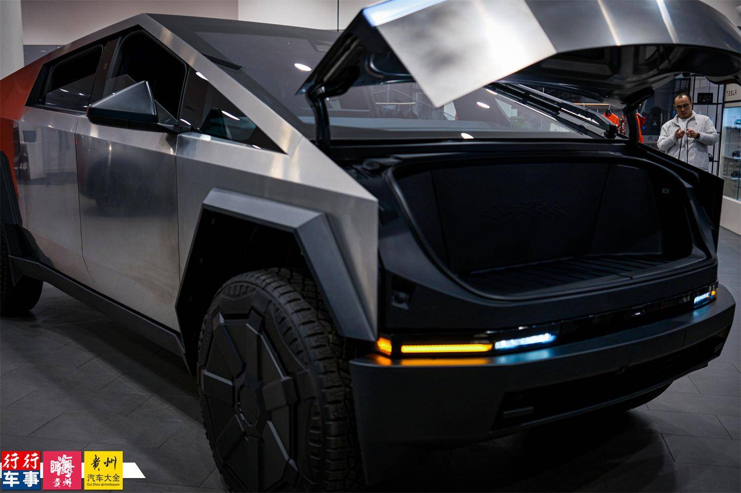 车身表面,采用了untra-hard 30x cold-rolled stainless steel超硬30x