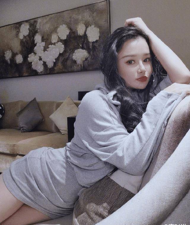 儿子脸照公开,扎起辫被当女儿养,软萌模样好可爱_邹市明_冉莹颖_身材