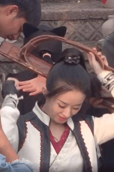 原创有一种热爱工作叫赵丽颖背剑时还没表情背上后立马笑了