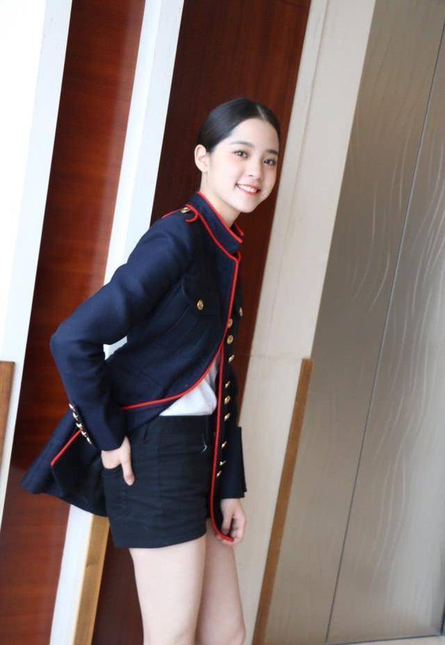 原创有一种时尚过猛叫欧阳娜娜制服照没来得及p图腿白得反光