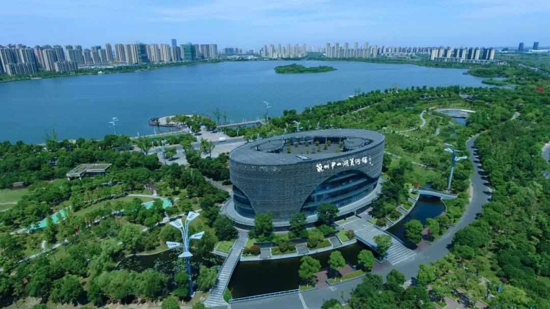 苏州市尹山湖美术馆坐落在长三角腹地苏州吴中经济开发区尹山湖畔