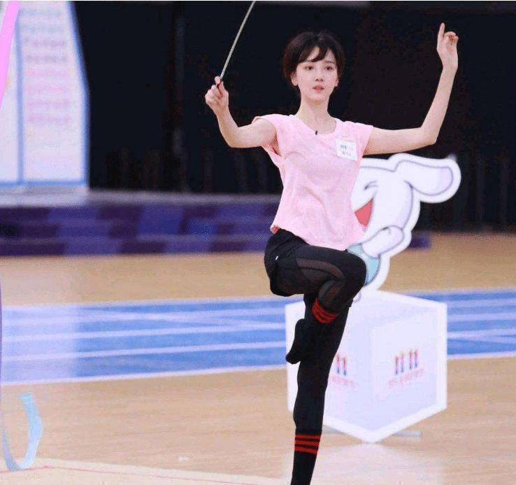 但是很多网友又说了,曾经的于小彤是有一位女朋友的,她的名字叫作海陆