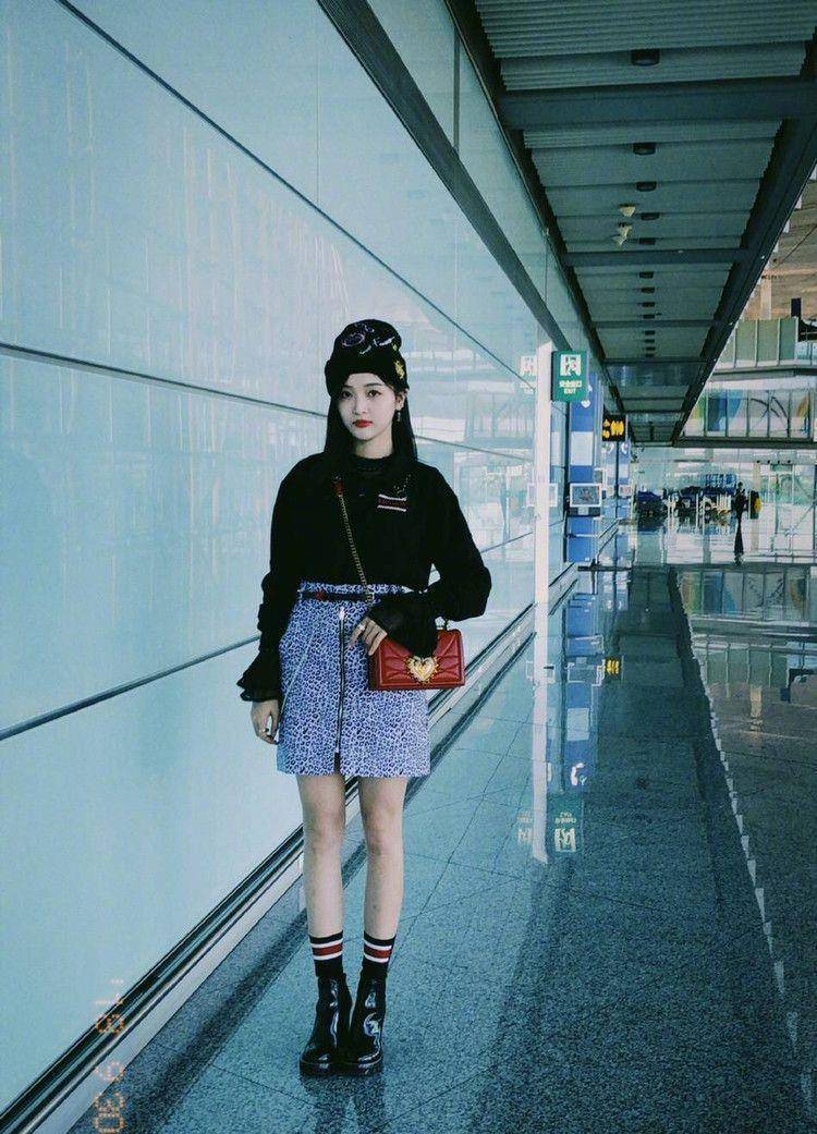 原创身高166的吴宣仪腿有多长看到她穿牛仔裤在栏杆旁拍照我服了