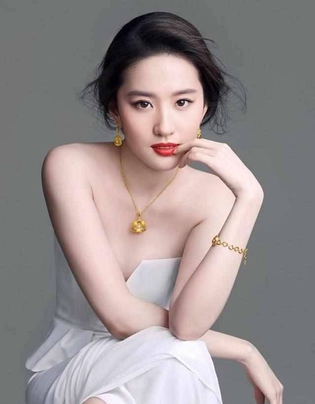 原创刘亦菲五官精致皮肤白皙素颜照样扛打伪素颜妆容很重要