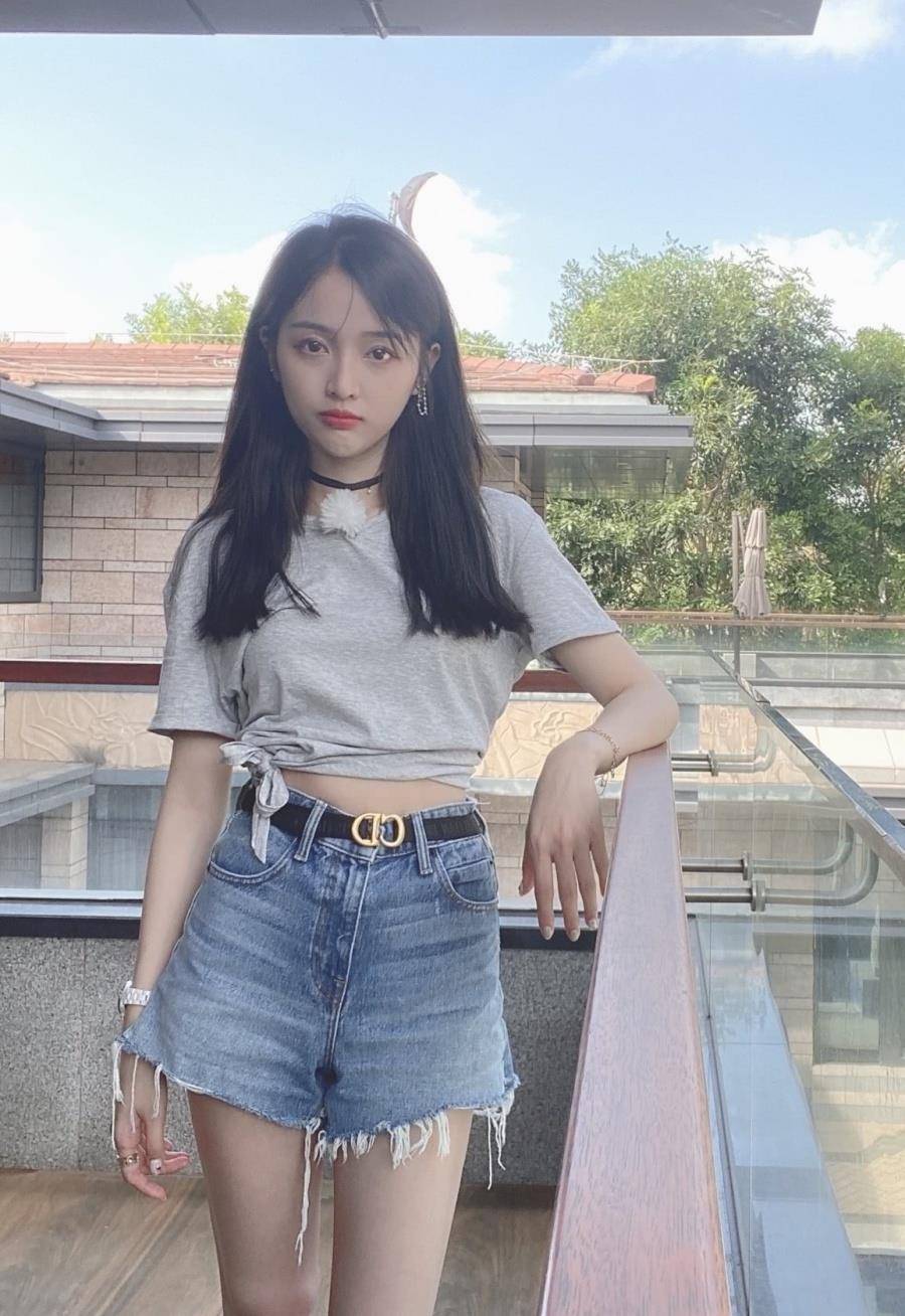 原创身高166的吴宣仪腿有多长看到她穿牛仔裤在栏杆旁拍照我服了