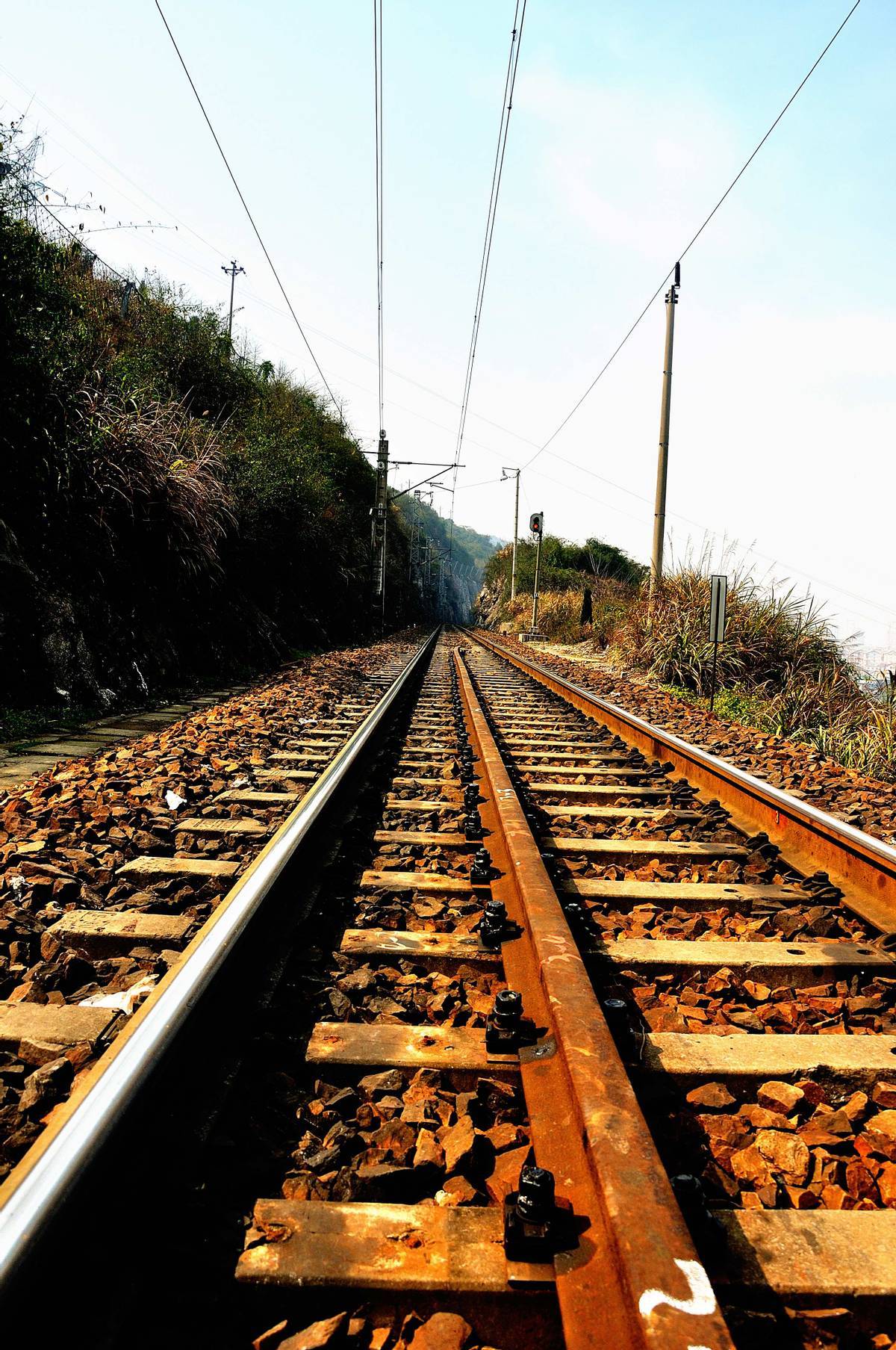 原创为什么铁路轨道上面有很多石子有什么作用吗如果没有它会怎样