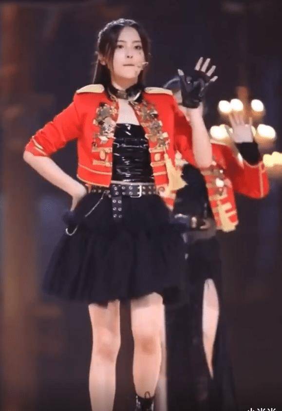 原创杨超越毕业舞台膝盖上的黑印引热议再也不敢说你是靠运气