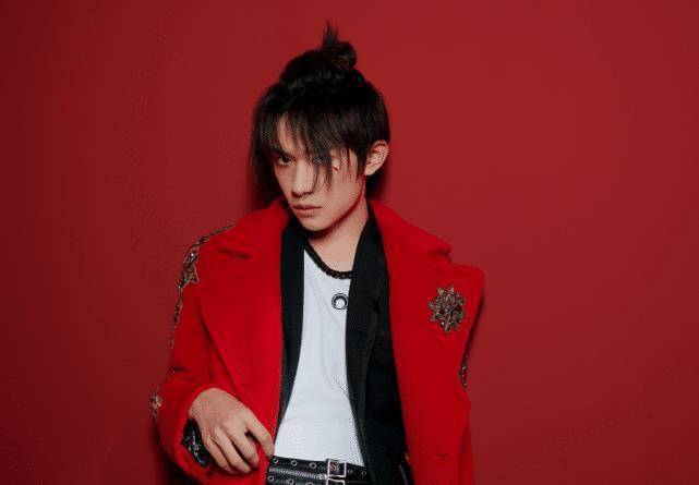 原创长胖真的会显老易烊千玺胖十斤后穿校服合照何炅差距大