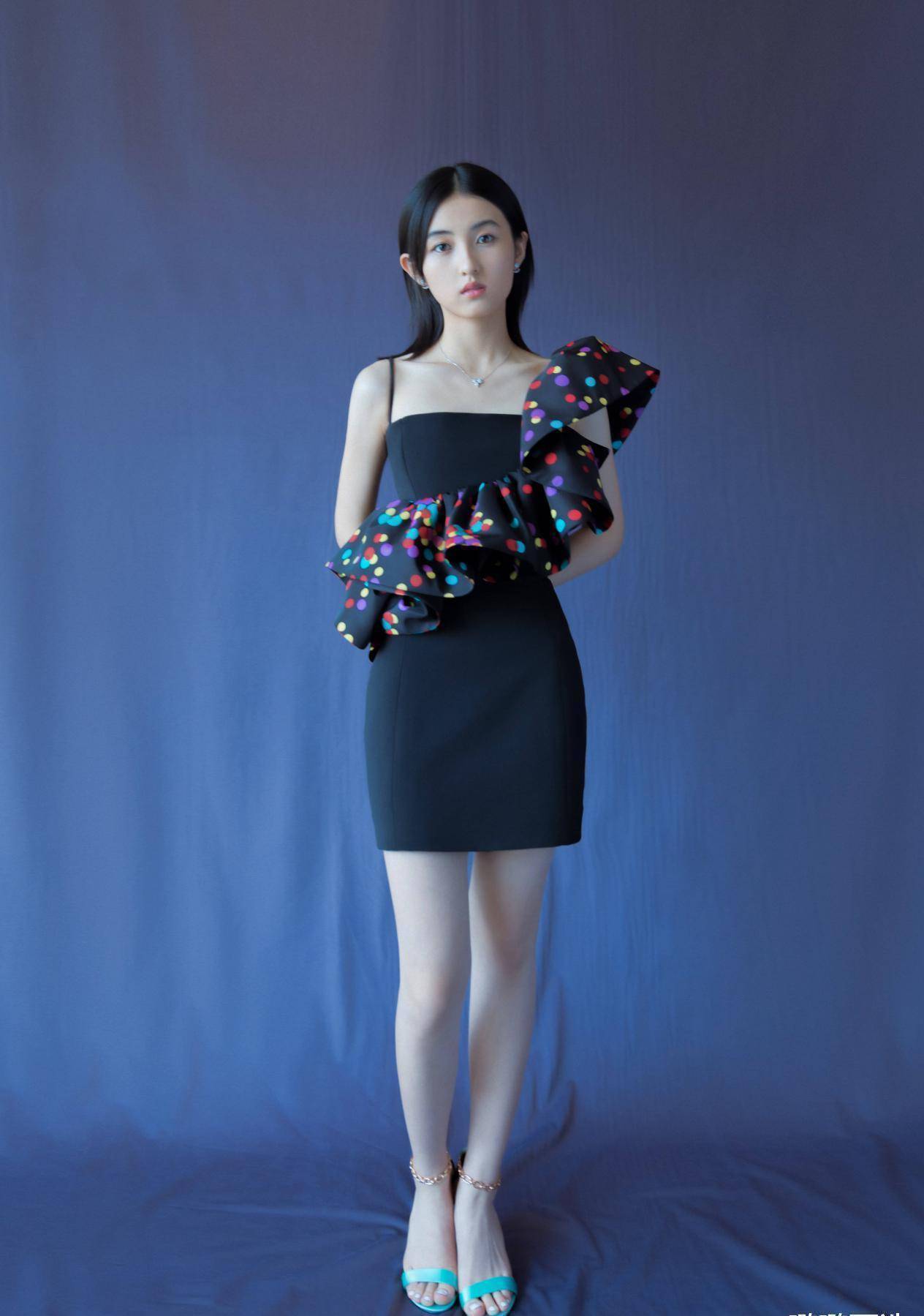 原创张子枫时尚太着急穿露肩小v领短裙躺在浴缸里拍照太美了