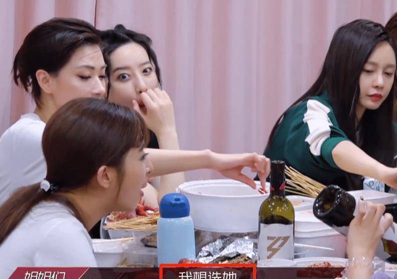 原创李斯丹妮节目直言喜欢帅的男孩子看清姐姐们的反应团宠无疑了