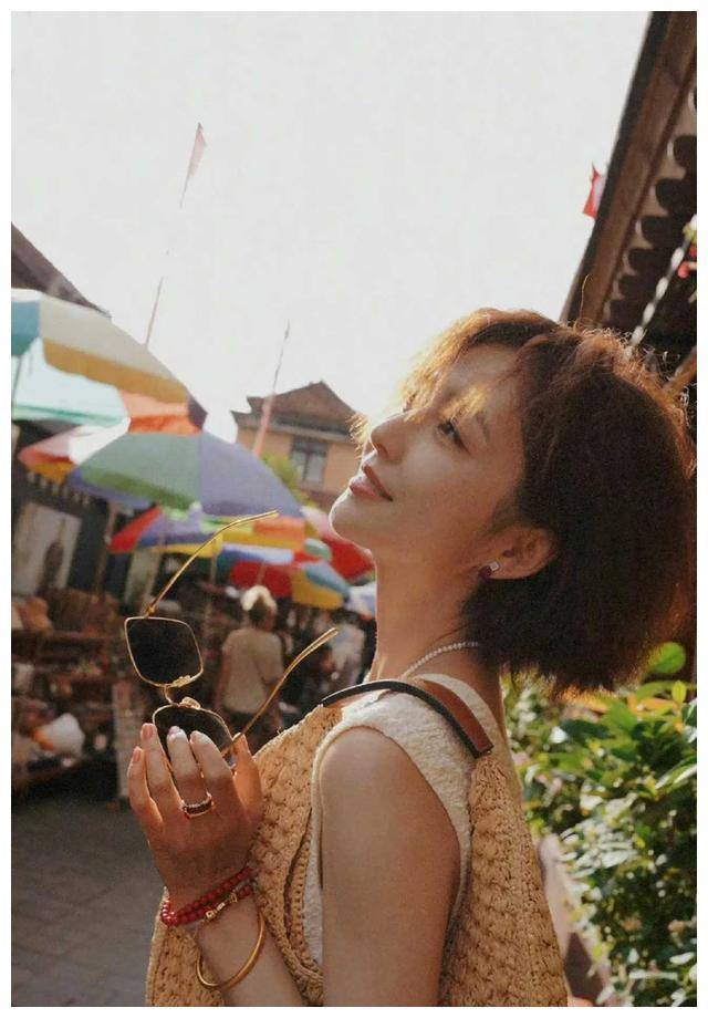 佟丽娅自信温柔美照泰国旅游浪漫之旅温馨时刻尽显