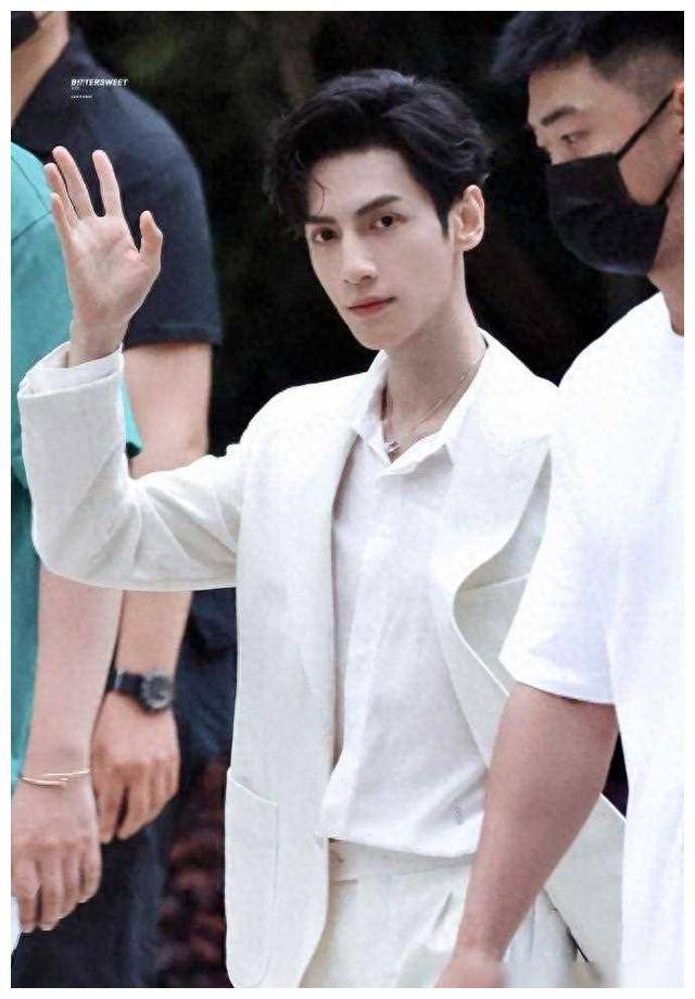 罗云熙直播尴尬!认领奢品牌却不知水平?这水平是怎么回事?