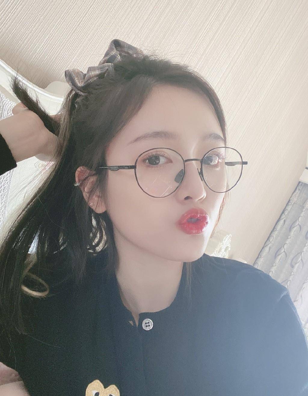 原创她退出组合8天又回归今晒自拍照扎格纹发带戴眼镜清纯甜美