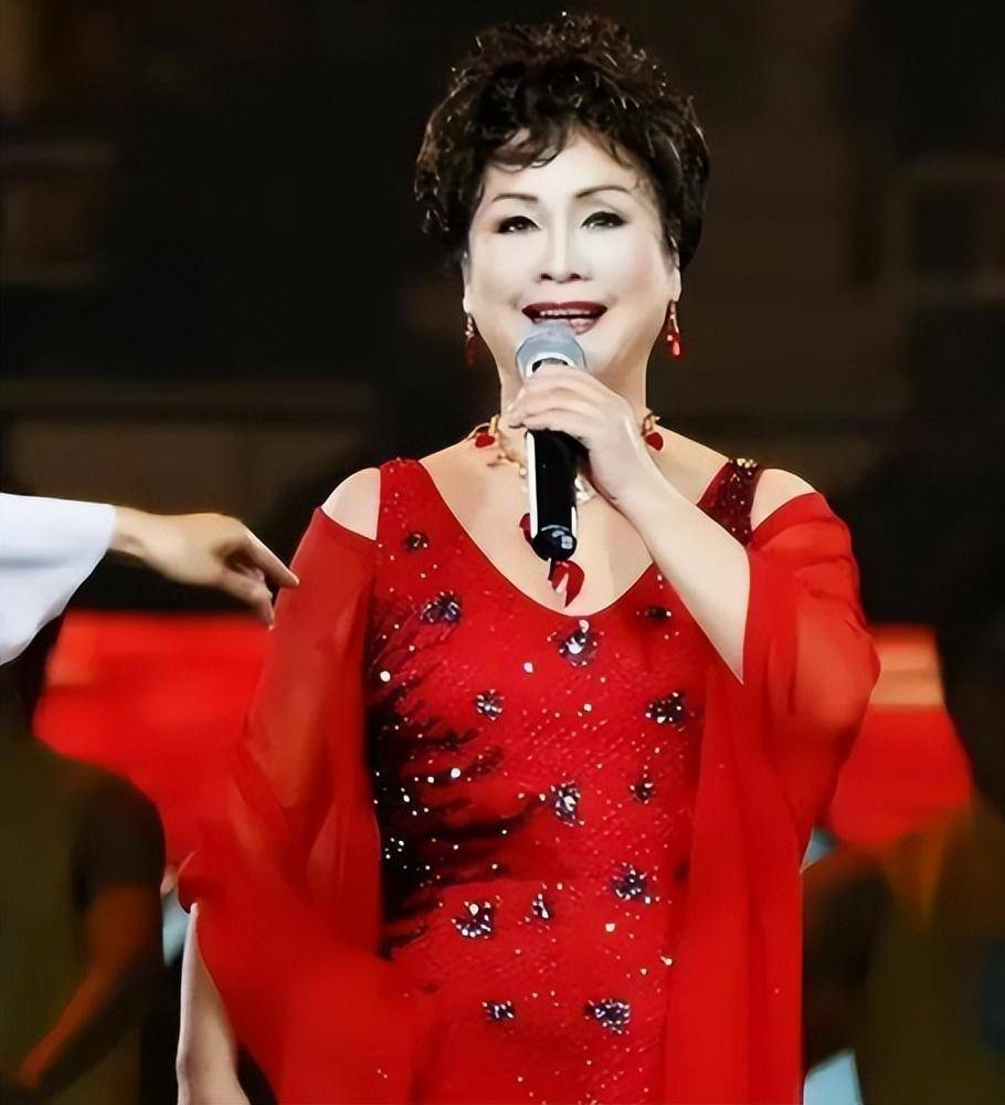 同是"丑女",为什么任素汐春晚独唱获赞,黄绮珊却遭受网暴?