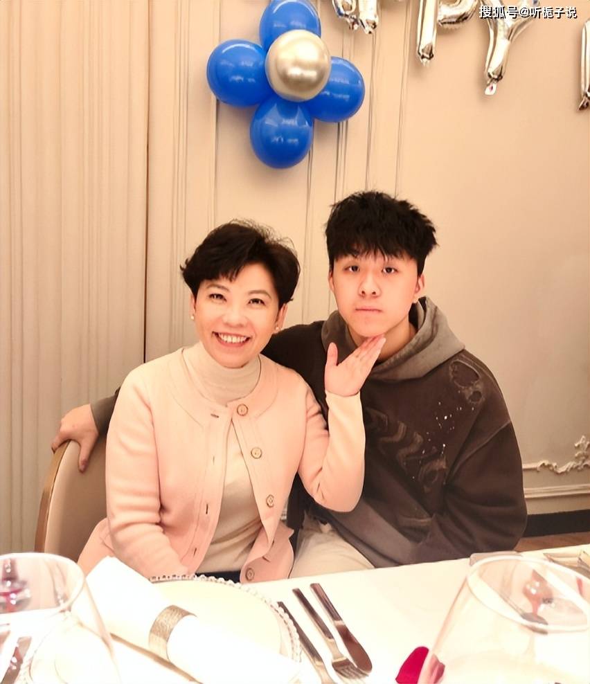 51岁邓亚萍为独子庆生!18岁长相帅气,一家三口合照,气氛很温馨