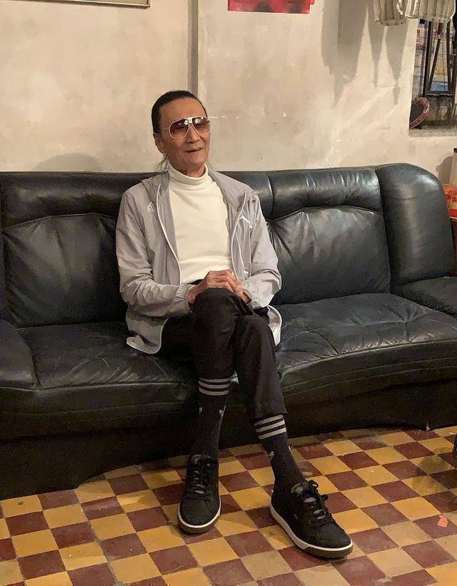 83岁谢贤活成男人榜样!穿工装衫精神抖擞,健硕身材引迷妹尖叫!