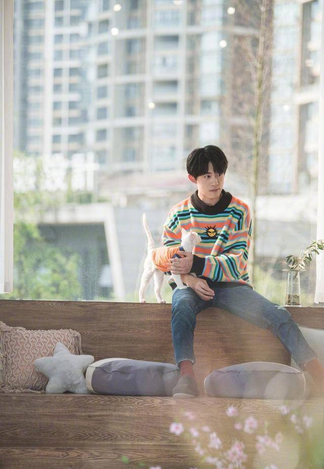 值得一提的是这一次易烊千玺选择的是一双棕色的高袜子,露出来的袜子