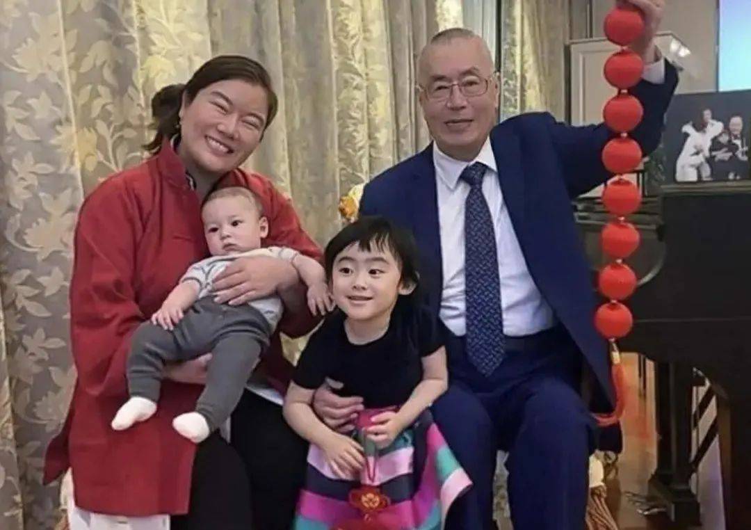 72岁张纪中喜迎四胎,刘诗昆84岁得子,这5位明星名人真老当益壮_王刚