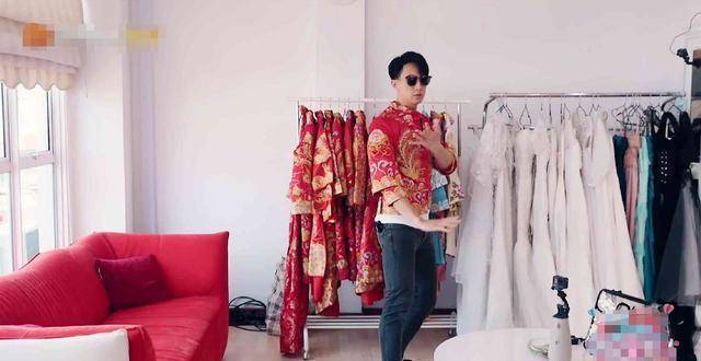 原创吴尊夫妇逛婚纱店林丽莹穿红色凤褂超美婚纱照迟到16年好心酸