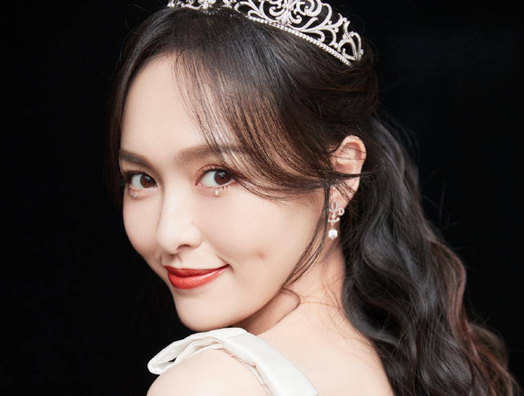 原创唐嫣线下活动生图引热议离开了七级美颜这状态我没眼花吧