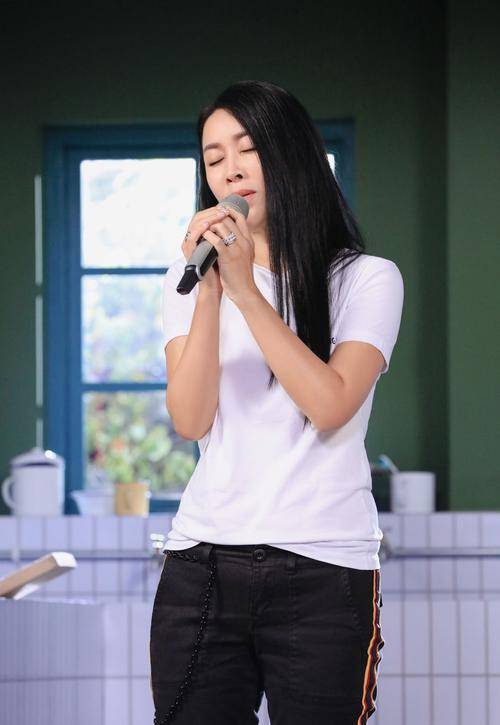 原创2007年那英演唱会上戒指被掳走了她快急疯了高喊还我戒指