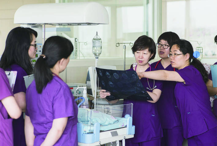 全国三八红旗手武辉点燃生命之光的早产儿妈妈