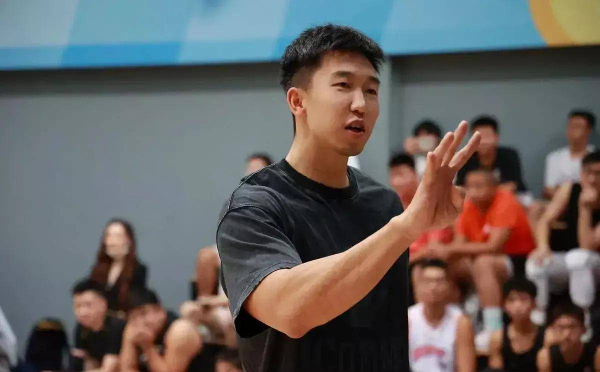 原创一年谈56段恋爱身边豪车名表曹岩退役收入是他球员时的十倍