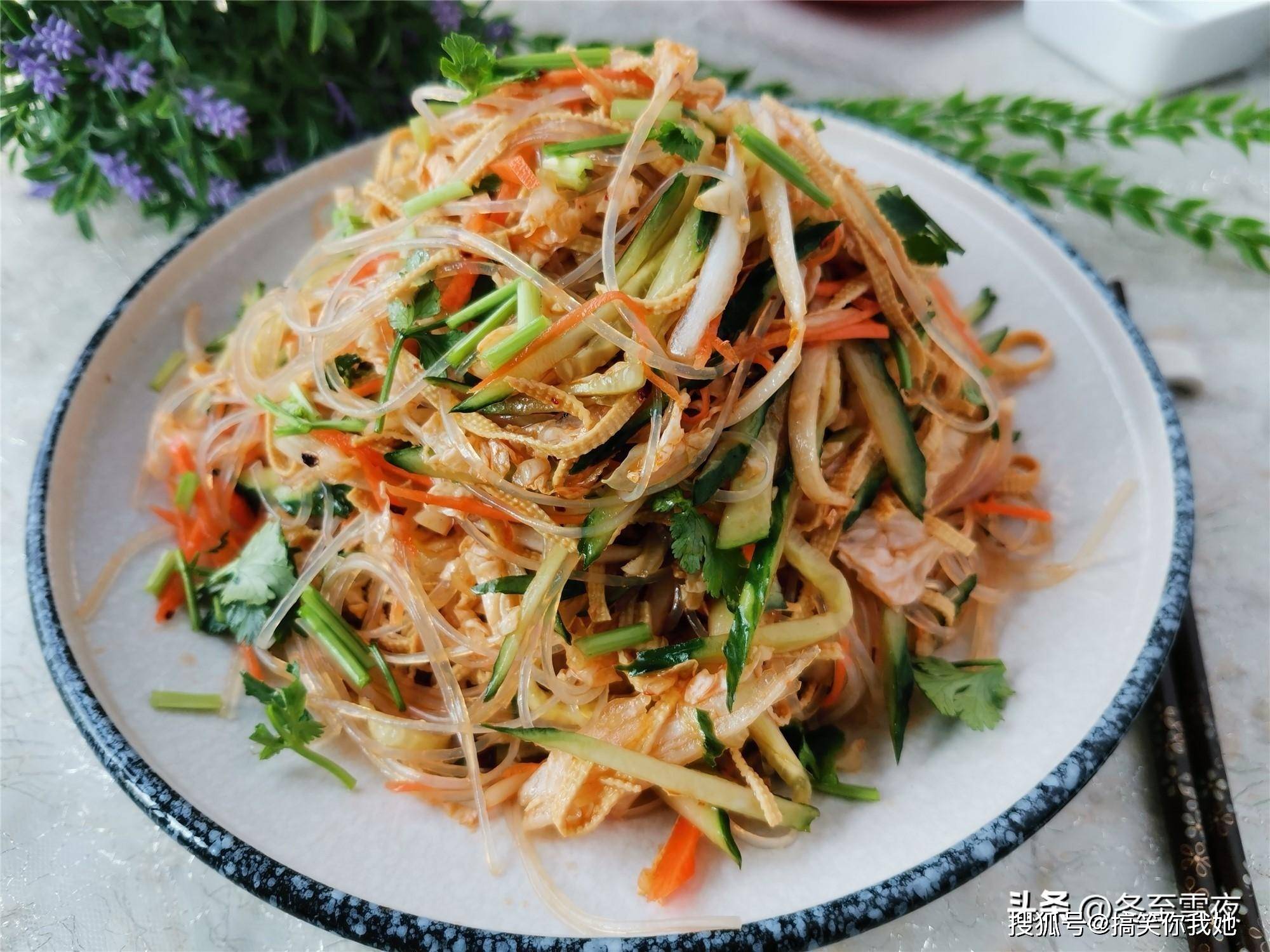 1把,辣椒油1汤匙,香油1汤匙,大蒜3瓣,生抽2汤匙,白糖1汤匙,米醋2汤匙