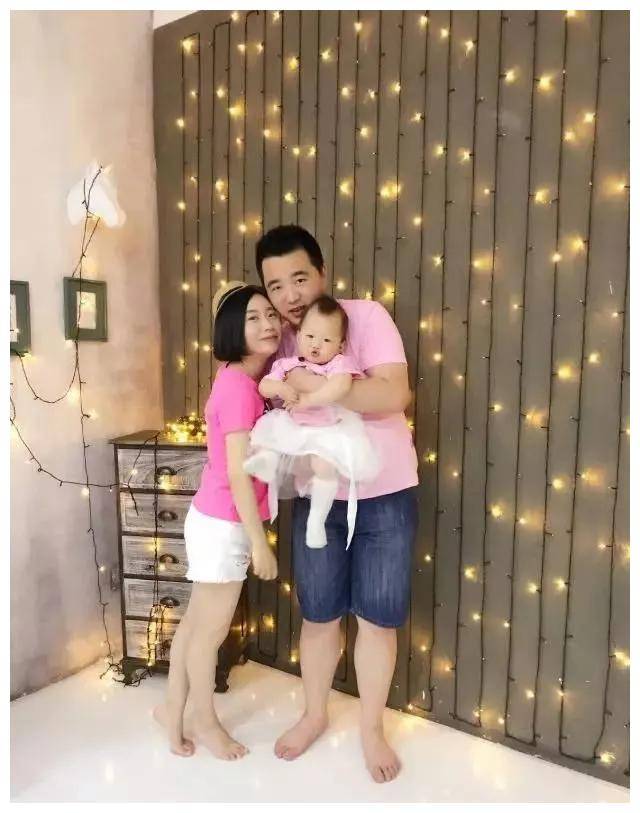 原创主持人杨帆与平凡妻子李松奇共育两女幸福日常充满滋味