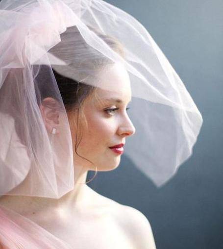 鞋子的颜色要与面纱的颜色相搭配,"带上面纱,在拉丁语中对于女人来说