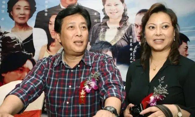 原创唐国强和老婆出游混血妻子虽身材发福严重却依旧美得典雅端庄