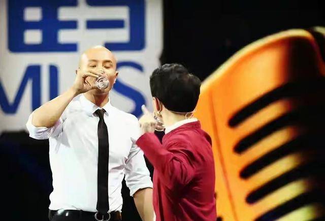 在《超级演说家》决赛中,为了支持残疾选手崔万志,乐嘉当众喝酒,并发