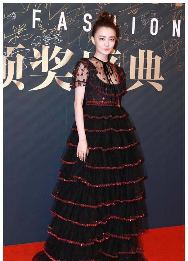 原创徐璐这造型很有女仆感红黑纱裙走暗黑路线但显得腿好长啊