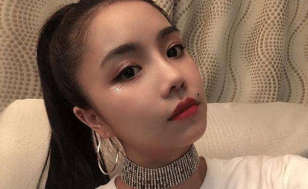 安崎从小学习舞蹈,面对表演训练非常刻苦,跟随组合推出