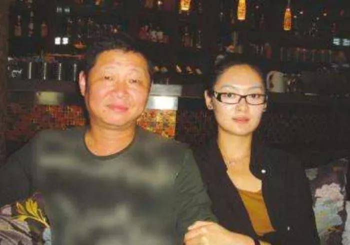 "三德子"不做演员,去养鸡成了亿万富翁_赵亮_胡静_朋友