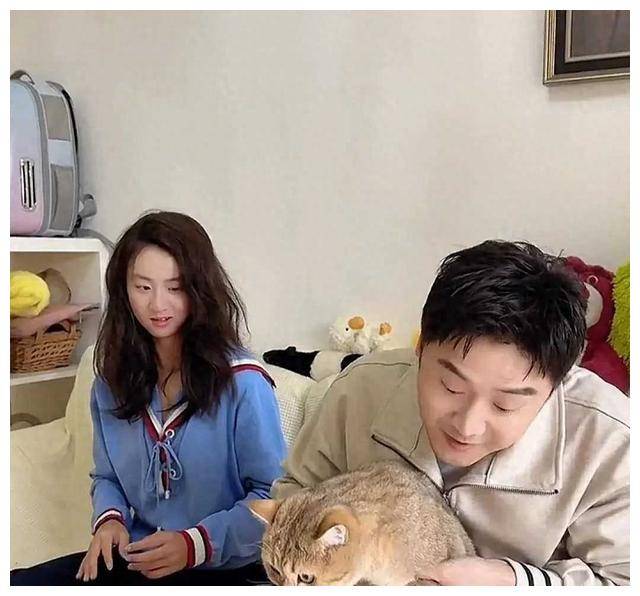 原创田亮与15岁女儿同框森碟烫卷发成熟艳丽长相大变