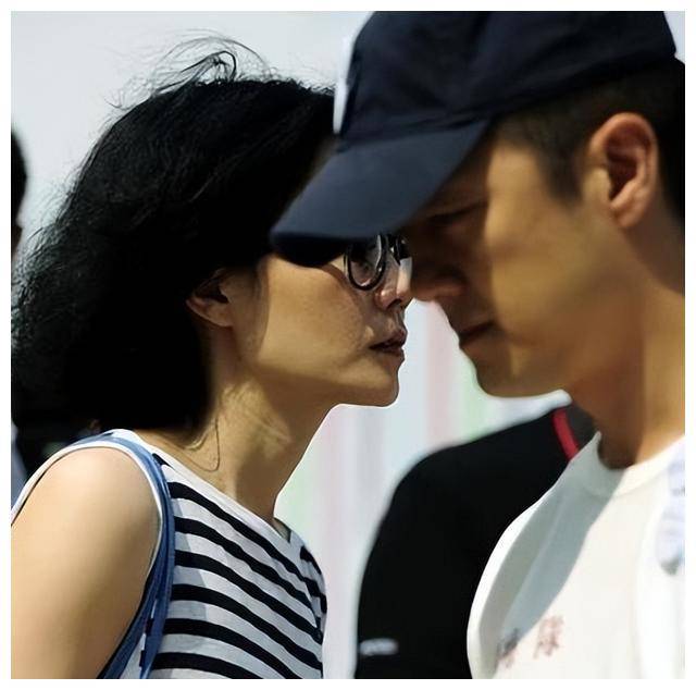 王菲喜获殊荣不要忘记体贴理解李亚鹏也有难处