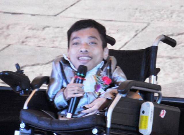 原创轮椅总裁李创利身高不到1米赚3亿娶1米7女秘书为妻