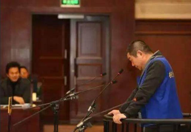 内蒙老板欠债5千万,被债主关铁笼扔入湖底,2年后才被发现_张宏_胡方