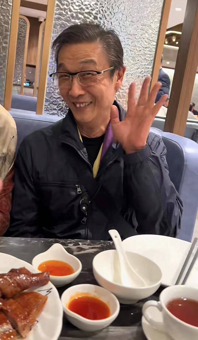 原创李立群一家三口看望老友刘松仁曾合作过多部作品刘松仁显年轻