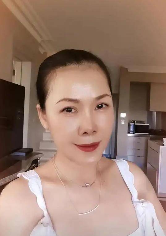 那英,田震分道扬镳20年,再看二人各自的现状,差距一目了然