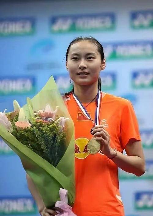 羽坛女神王仪涵25岁前不谈恋爱,退役后嫁师弟,如今成王老师_羽毛球