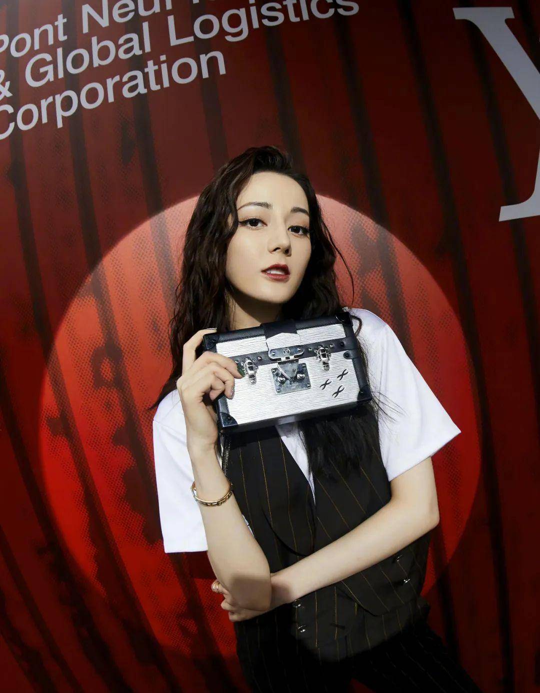 剪着齐刘海的热巴,更是不适合风格硬朗的路易威登,说不出来的奇怪.