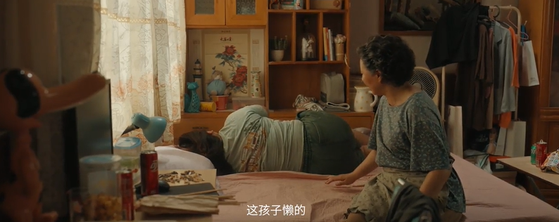 乐莹毕业10年,几乎没有从事过任何工作,她喜欢躺在沙发里,用厚厚的