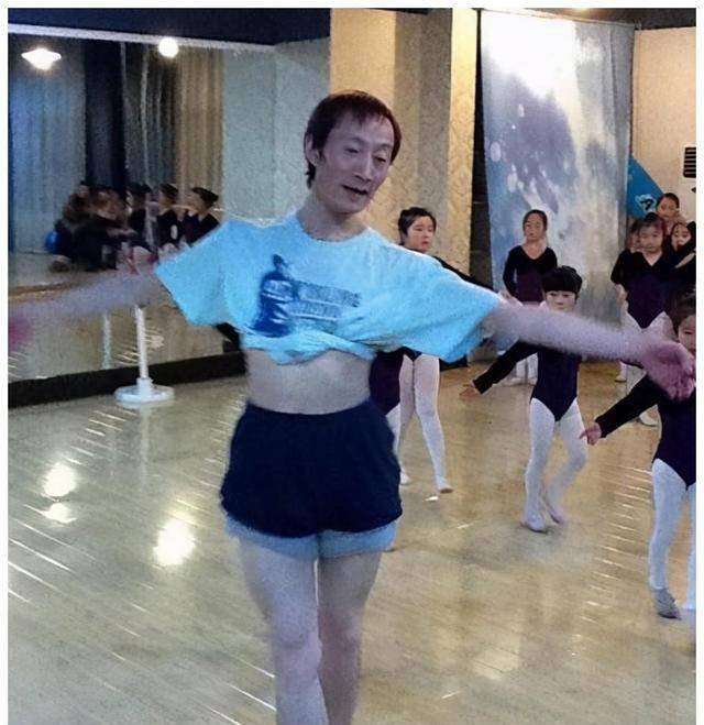 46岁舞蹈"巨婴"郭冷:吃喝拉撒全靠家长照顾,年入百万无人嫁_杨丽萍