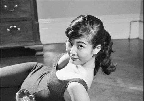 这种情况下自然不愿意她嫁给一个戏子,而裘丽琳即使是和母亲断绝关系