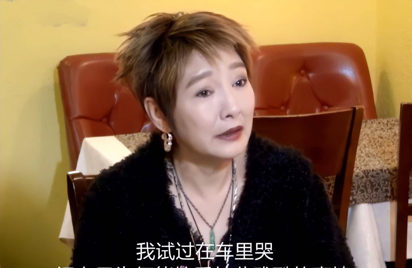 剧外的雪梨也是一个痴情的人,与徐少强未婚生子不要名分走过了一生,退